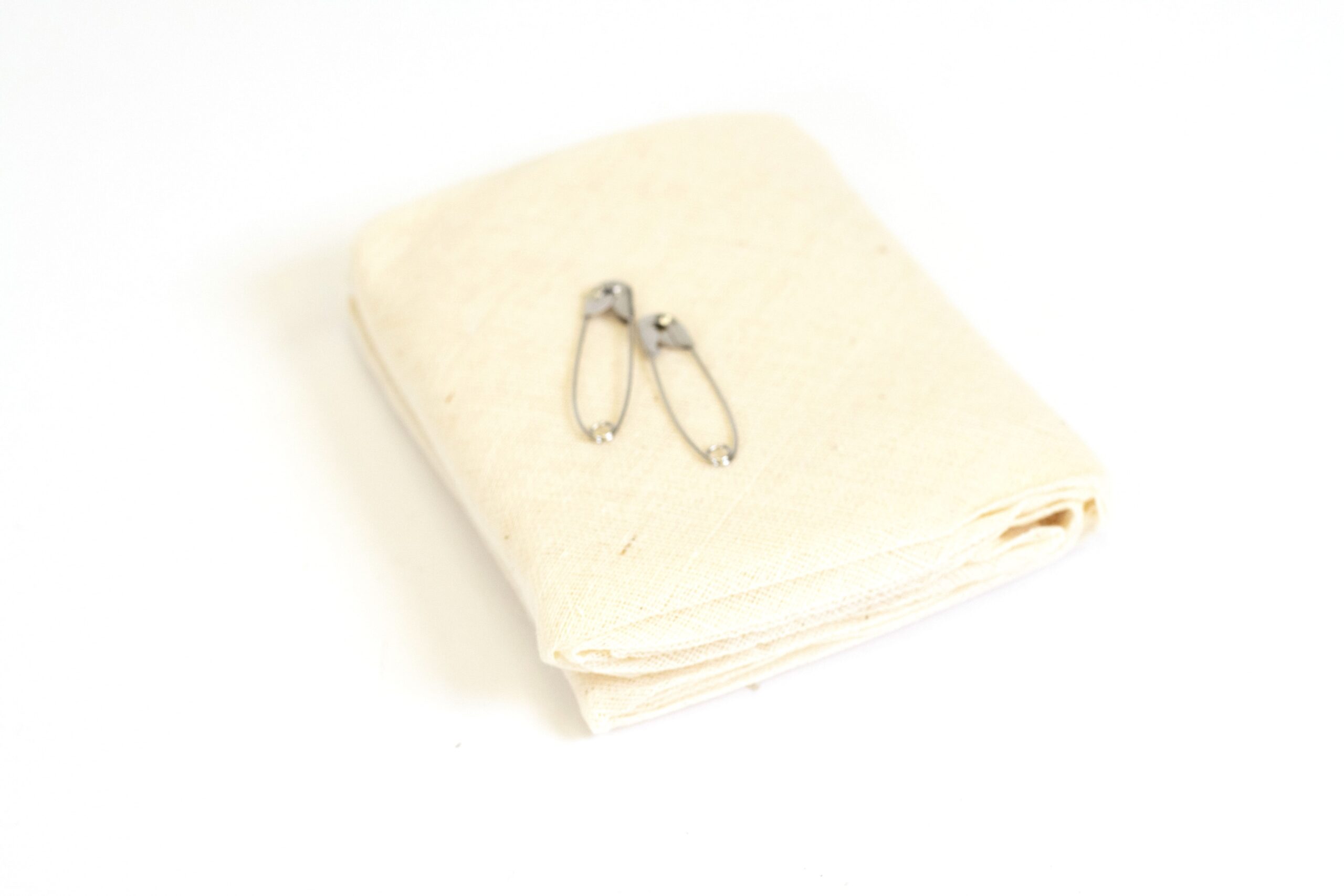 First Aid Triangular Splint Bandage with Safety Pins for Sprain and Fracture Support, Latex-Free Non-Woven Cotton, 40x40x56 cm